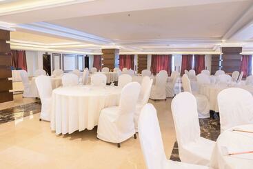 هتل Ramada By Wyndham Murree Lower Topa Resort