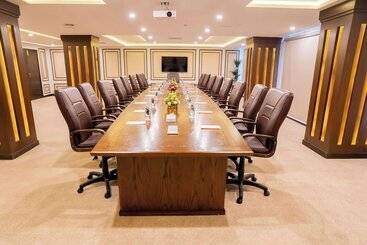 هتل Ramada By Wyndham Murree Lower Topa Resort