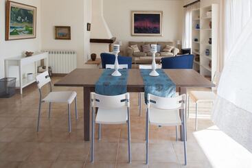 Жильё для туристов Absolute Villa By Stylish Stays
