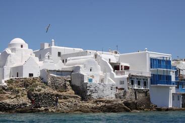 هتل Bluetopia Suites