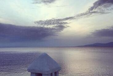 هتل Bluetopia Suites