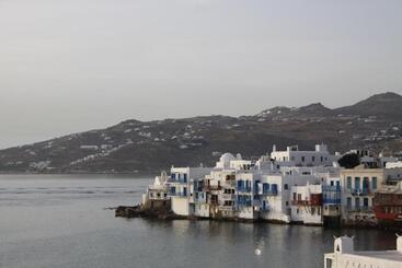 هتل Bluetopia Suites