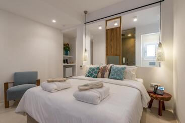 هتل Bluetopia Suites