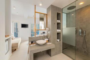 هتل Bluetopia Suites