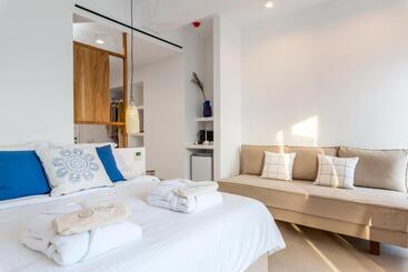 هتل Bluetopia Suites