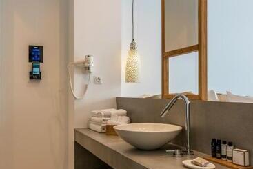 هتل Bluetopia Suites