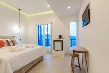 هتل Bluetopia Suites