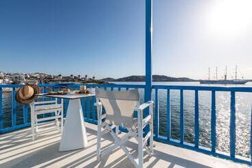 هتل Bluetopia Suites