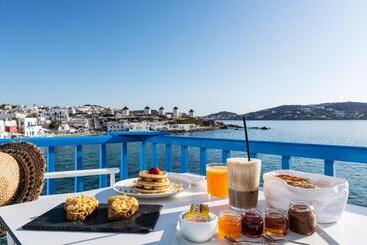 هتل Bluetopia Suites