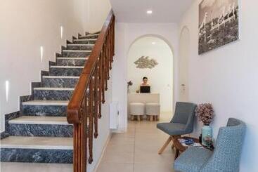 هتل Bluetopia Suites