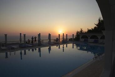 هتل Mouikis Sun Village