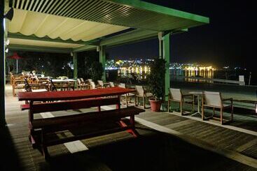 هتل Nereids Apartments