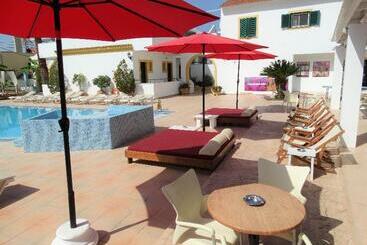 هتل Oasis Beach Club