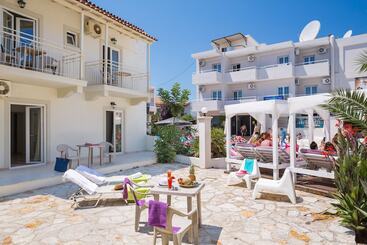 هتل Paralia Studios