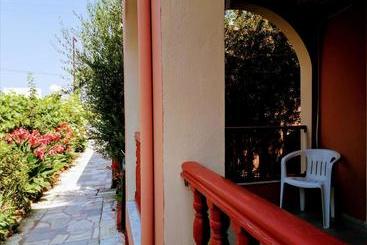 هتل Yanna's Apartments Vacation Homes