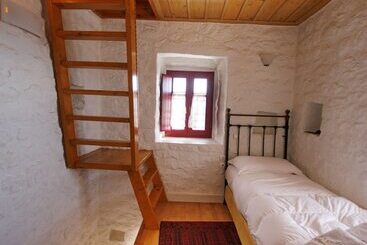 هتل آپارتمان Lithos Stone Suites