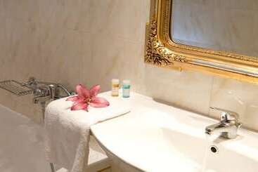 Royal Nidri Hotel & Apartments