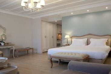 Royal Nidri Hotel & Apartments