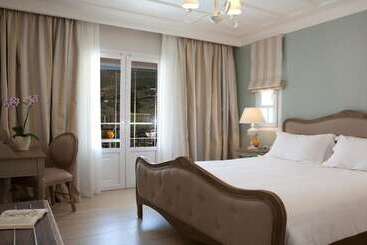 Royal Nidri Hotel & Apartments