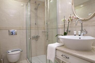 Royal Nidri Hotel & Apartments