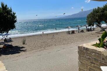 هتل Alexander Beach