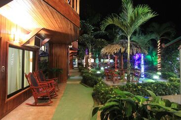 هتل Hostel Backpackers La Fortuna