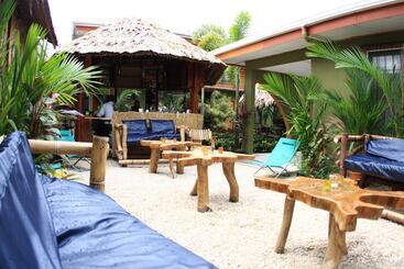 هتل Hostel Backpackers La Fortuna