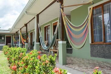 هتل Hostel Backpackers La Fortuna