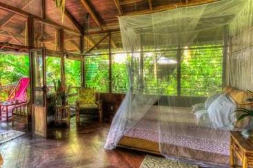 هتل Iguana Lodge Beach Resort