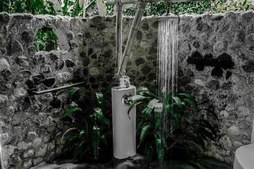 هتل Iguana Lodge Beach Resort