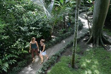 هتل Iguana Lodge Beach Resort