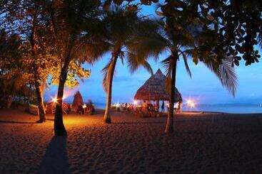 هتل Iguana Lodge Beach Resort