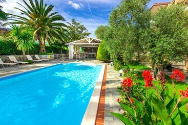 هتل Luxury Villa Fotini
