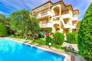 هتل Luxury Villa Fotini