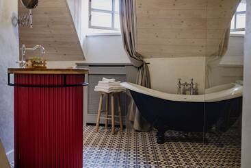 هتل Monastery Garden Bistro & Rooms