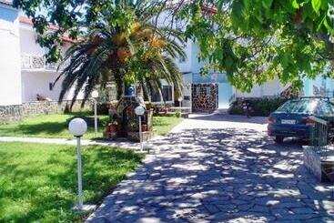 هتل Paradise Studios