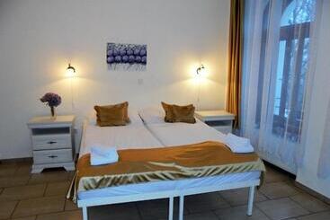 هتل Pension Na Hradbach