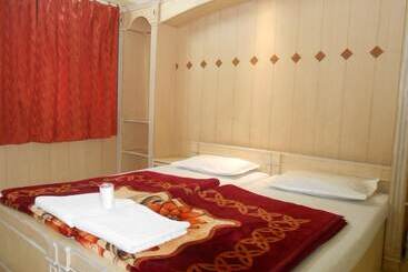 هتل Sheela, 100m From Taj Mahal