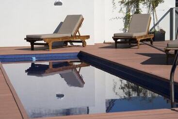 هتل Arc Arenales Studios & Suites