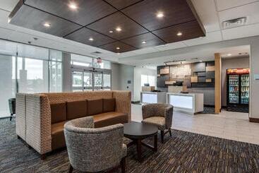 هتل Holiday Inn Express & Suites Dallas North   Addison, An Ihg