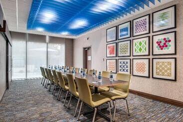 هتل Holiday Inn Express & Suites Dallas North Addison, An Ihg