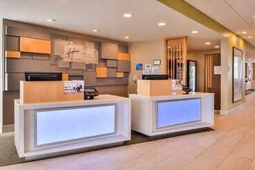 هتل Holiday Inn Express & Suites Parkersburg East, An Ihg