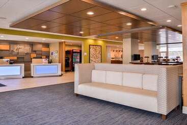 هتل Holiday Inn Express & Suites Parkersburg East, An Ihg