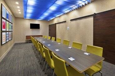 هتل Holiday Inn Express & Suites Parkersburg East, An Ihg