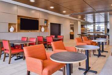 هتل Holiday Inn Express & Suites Parkersburg East, An Ihg