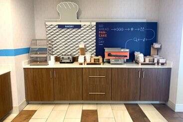 هتل Holiday Inn Express & Suites Parkersburg East, An Ihg