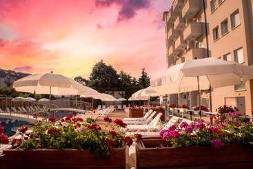 هتل Villa Aurora