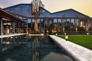 استراحتگاه Hilton Ningbo Dongqian Lake