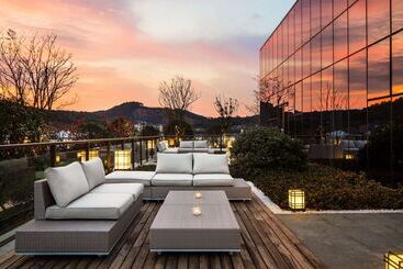 استراحتگاه Hilton Ningbo Dongqian Lake