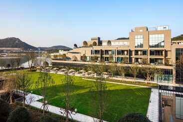 استراحتگاه Hilton Ningbo Dongqian Lake
